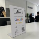 Λευκό NFC Google Reviews Stand με Logo